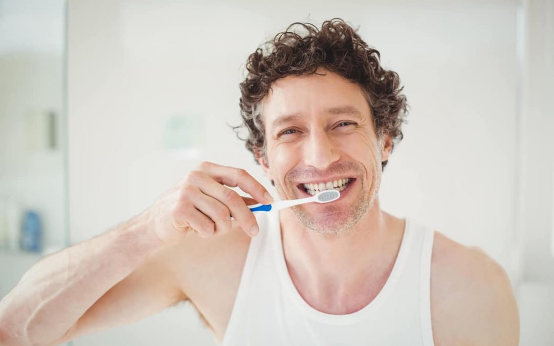 Cómo cuidar los implantes dentales: Guía de mantenimiento y vida útil