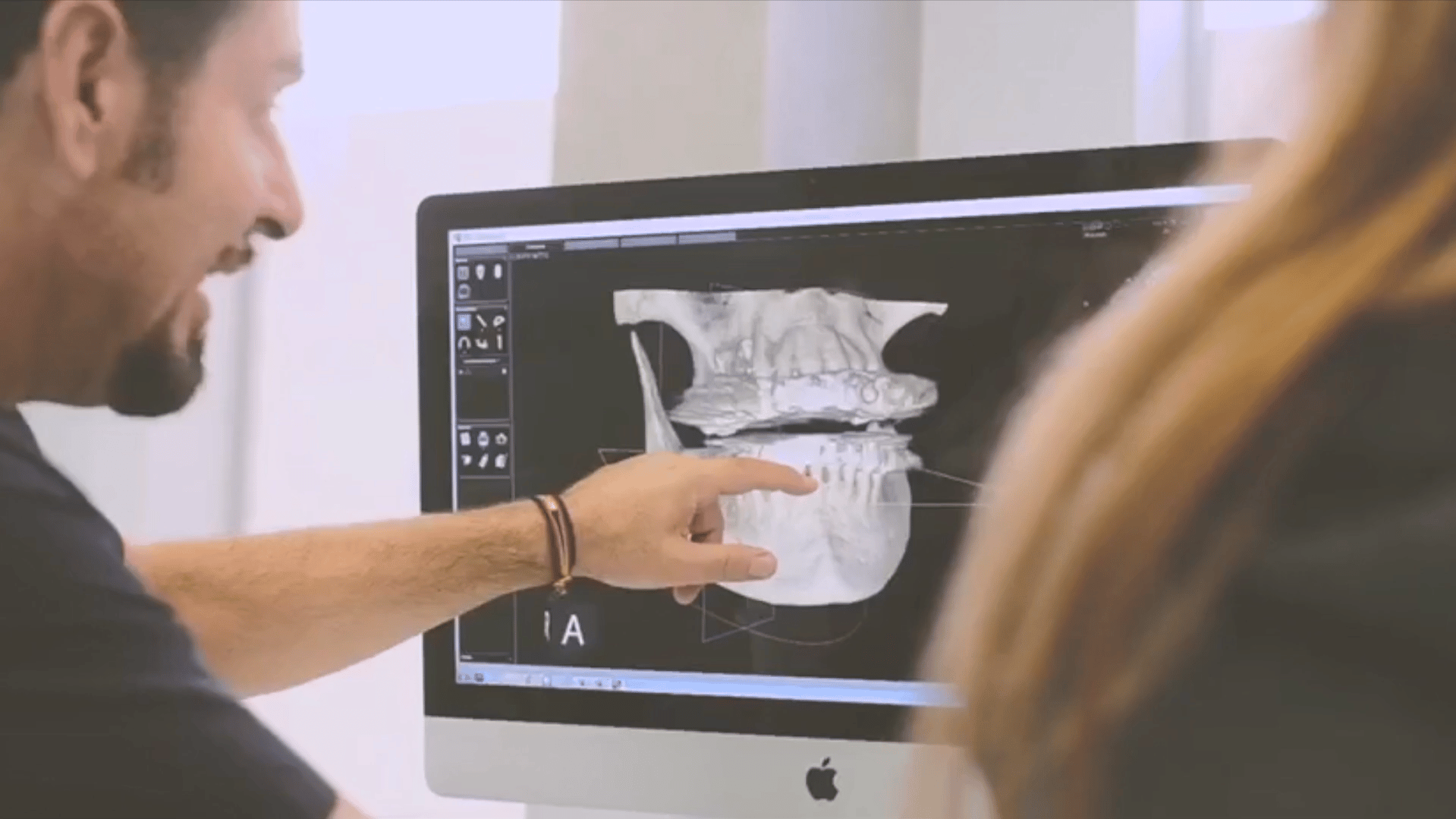 Radiografía 3D revisada con el paciente antes de la cirugía