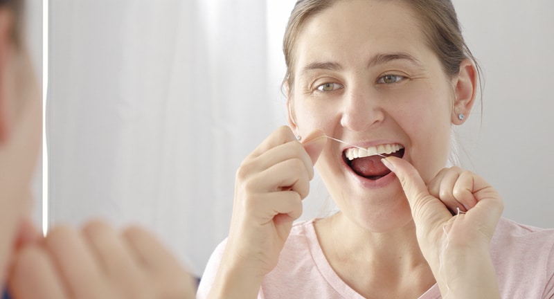 Qué es mejor el cepillo interdental o el hilo dental
