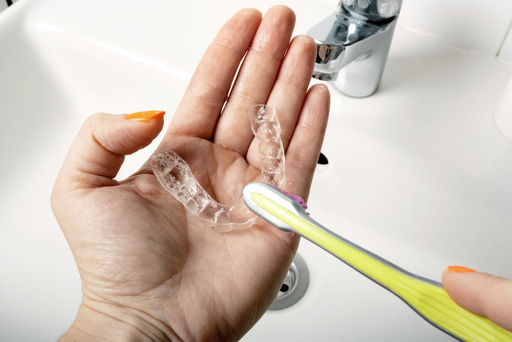 Como limpiar los retenedores dentales