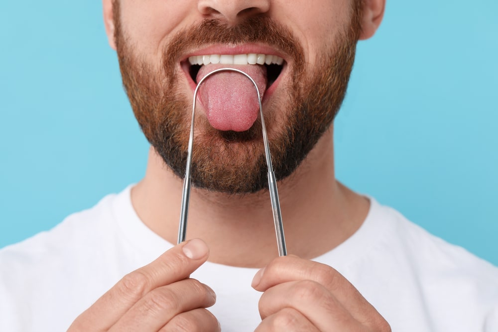 Cómo usar un limpiador de lengua
