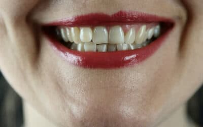 Sabor metálico en la boca: causas, síntomas y soluciones