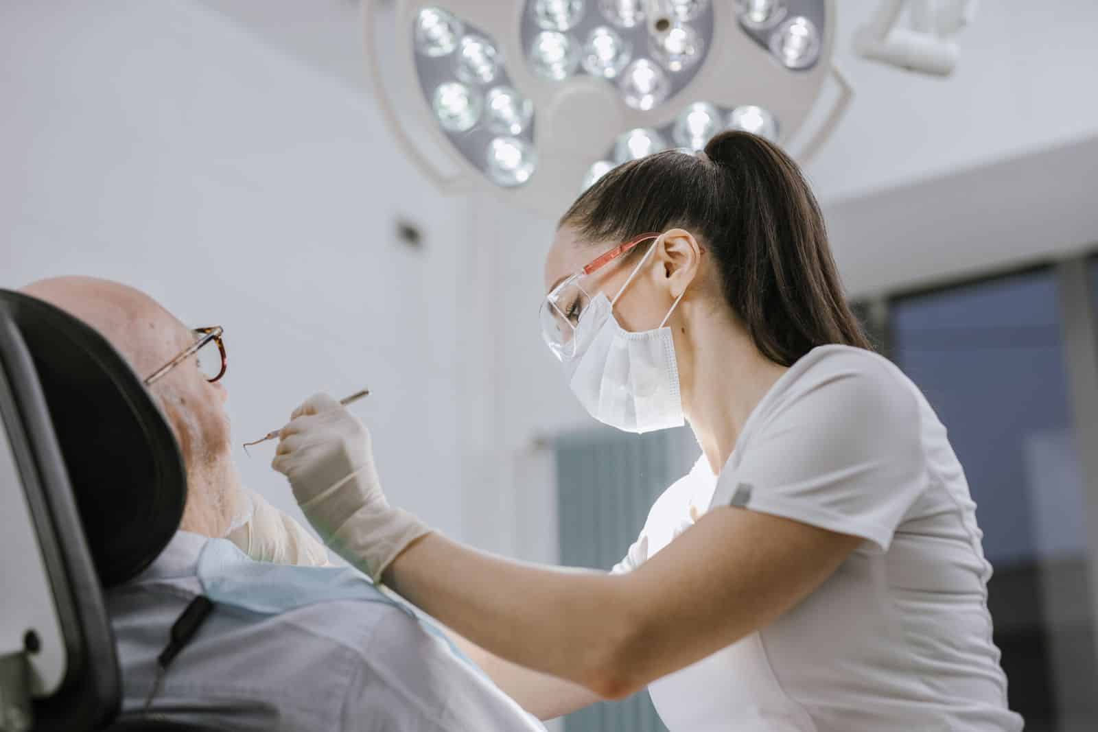 Odontóloga atendiendo a un paciente en la consulta dental de Salud Dental Blanco en Carabanchel