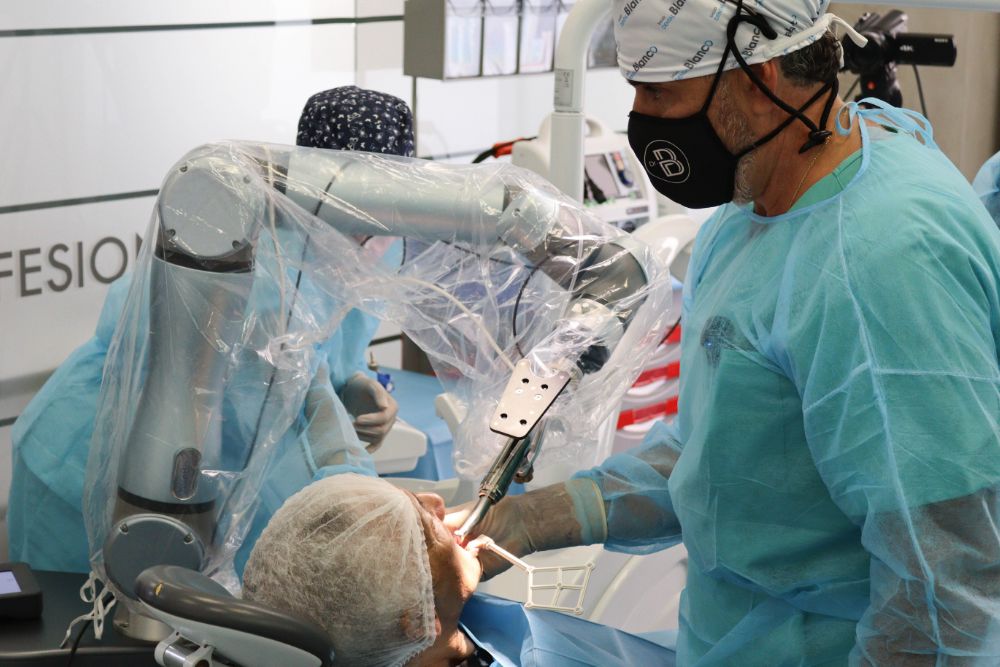 Salud Dental Blanco, primera clínica privada de España en colocar implantes con cirugía robótica autónoma y entre las pioneras en Europa